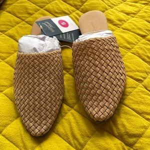 Elora flats - Universal Thread Size 5 NWT.